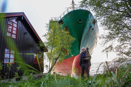 Norvège : un cargo finit dans un jardin, le marin aurait piqué du nez
