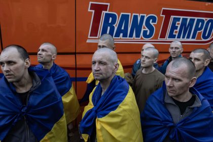 Le président Donald Trump annonce que l&rsquo;échange de prisonniers entre Russes et Ukrainiens est en cours