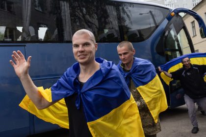 L&rsquo;Ukraine et la Russie échangent des centaines de prisonniers de guerre dans la seconde étape de leur plus grand échange