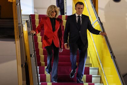 Moment de complicité ou coup au visage : les images qui font parler du couple Macron, en tournée en Asie du Sud-Est
