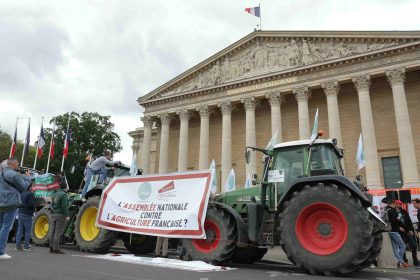 Des tracteurs garés devant l&rsquo;Assemblée nationale, la FNSEA appelle à « retrouver la capacité de produire en France »