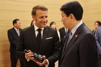 Emmanuel Macron en Asie du Sud-Est : des contrats signés pour neuf milliards d&rsquo;euros avec le Vietnam