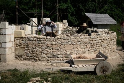 Près de Bordeaux, ils construisent une « cathédrale » gothique avec les techniques médiévales