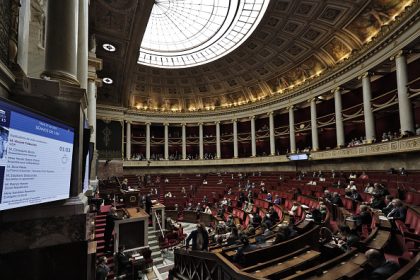 Aide à mourir : ses partisans saluent un « vote historique », les opposants dénoncent « la suppression de l’interdit de tuer »