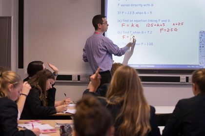 « Filles et maths » : Élisabeth Borne veut développer la présence féminine dans les domaines scientifiques