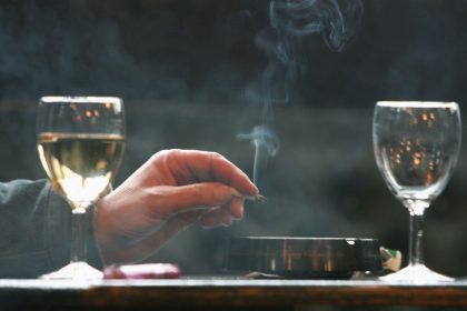 Fumer en terrasse : 7 Français sur 10 souhaitent l&rsquo;interdire, selon un sondage