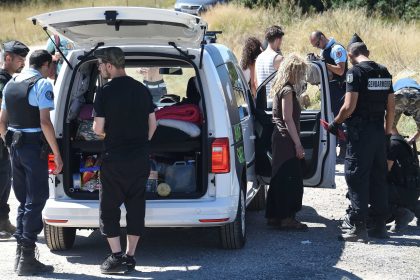 Rave-party en Lozère : des agriculteurs stoppent l’arrivée de fêtards, la situation dégénère