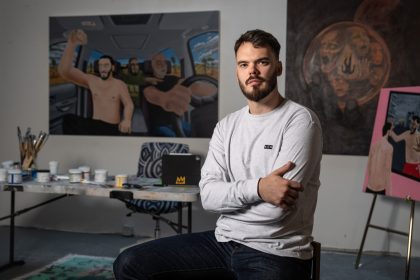 De la douleur à l’espoir : un otage sauvé partage son parcours avec la peinture