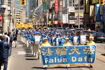 Les pratiquants du Falun Gong de Toronto célèbrent la journée mondiale du Falun Dafa, marquant son 33e anniversaire