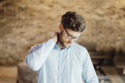 Sept étirements pour soulager les tensions du cou et des épaules, et favoriser une tension artérielle saine