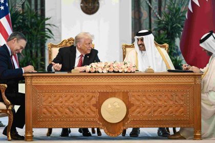 Donald Trump scelle des accords de 244 milliards de dollars avec le Qatar, incluant une vente historique d&rsquo;avions Boeing