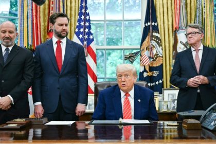 Donald Trump dévoile un accord commercial avec le Royaume-Uni, annonçant une augmentation des échanges et des recettes tarifaires