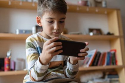 Une étude révèle que l&rsquo;utilisation intensive des écrans et les comportements problématiques s&rsquo;influencent mutuellement