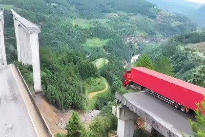 Images impressionnantes d&rsquo;un chauffeur ayant échappé de peu à l&rsquo;effondrement d&rsquo;un pont, après des pluies diluviennes