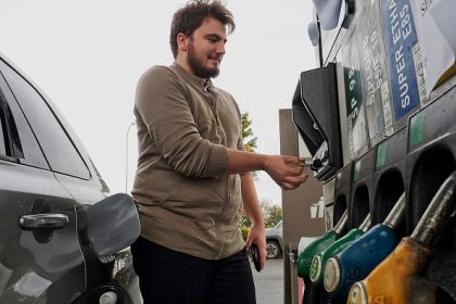 Qu’est-ce que le « shimming », cette fraude discrète qui vise vos cartes bancaires dans les stations-service et distributeurs ?