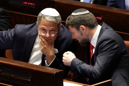 Le Royaume-Uni et quatre autres pays sanctionnent deux ministres israéliens, Washington condamne