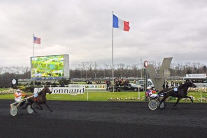 Accident à l’hippodrome de Caen : un cheval meurt en pleine course, trois jockeys blessés