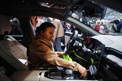 Le marché des voitures neuves « s&rsquo;enfonce dans la crise » en France