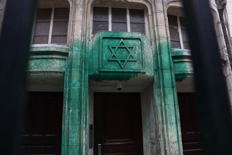 Lieux juifs aspergés de peinture : des suspects serbes sont inculpés pour liens avec une puissance étrangère