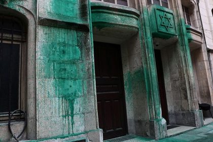 Lieux juifs aspergés de peinture verte : trois ressortissants serbes interpellés