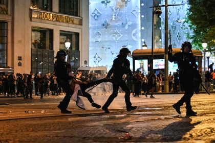 Sacre du PSG : un policier blessé par un tir de mortiers d&rsquo;artifice placé en coma artificiel dans la Manche