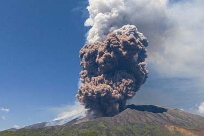 Éruption de l’Etna en Italie : le volcan crache un énorme panache de cendres et de gaz