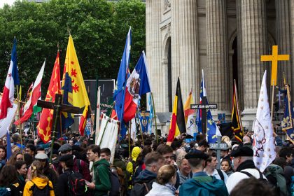 Le pèlerinage Paris-Chartres fait le plein, 19.000 jeunes marchent avec joie
