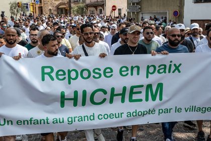 Meurtre d&rsquo;Hichem Miraoui dans le Var : deux marches blanches ont rassemblé près de 2000 personnes