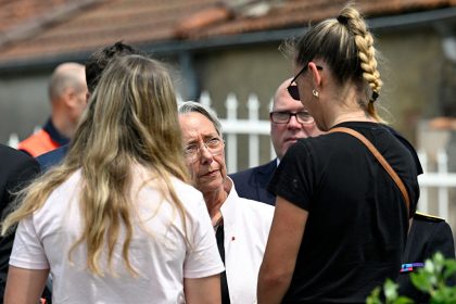 Meurtre de la surveillante Mélanie : une minute de silence et la vente de couteaux interdits aux mineurs