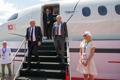 François Bayrou sous le feu des critiques : un jet privé pour 27 minutes de discours sur les énergies renouvelables