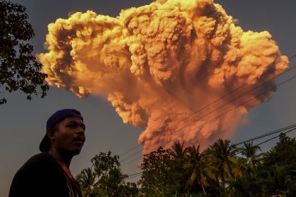 Indonésie : à Bali, une vingtaine de vols annulés après l&rsquo;éruption du volcan Lewotobi Laki-Laki