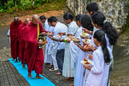 Sri Lanka : des bols à aumônes bon marché bouleversent la vie des moines et des artisans