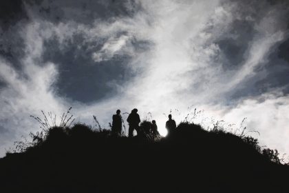 Indonésie : des sauveteurs tentent d&rsquo;atteindre une Brésilienne tombée dans un ravin sur un volcan