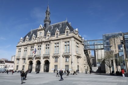 Saint-Denis : le maire hisse un drapeau palestinien sur la façade de l’hôtel de ville, suscitant l’indignation