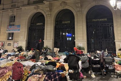 Paris : 250 migrants, rassemblés devant la mairie du 11e, jusqu&rsquo;à ce qu&rsquo;une proposition d&rsquo;hébergement leur soit faite