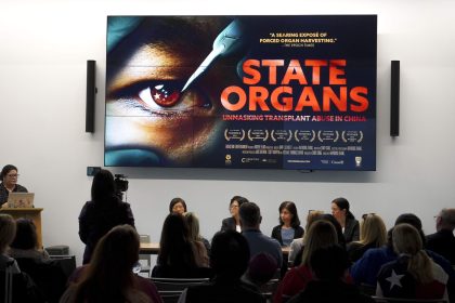 « Déchirant » : le public de Calgary ému aux larmes par un documentaire sur le prélèvement forcé d&rsquo;organes mené par l&rsquo;État chinois