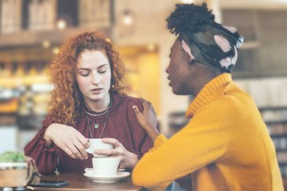 Dépression ou tristesse : comment faire la différence et apporter son aide