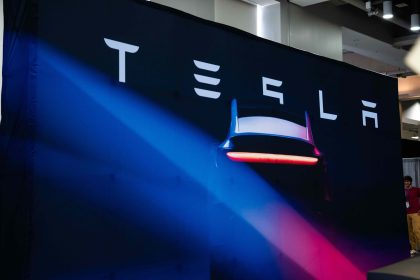 L&rsquo;action Tesla chute de 14 % alors que le conflit entre Donald Trump et Elon Musk s&rsquo;intensifie