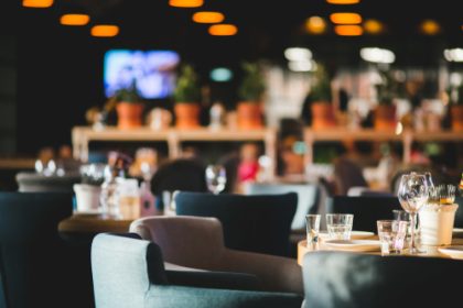 Pyrénées-Atlantiques : à Hendaye, un restaurant embauche un cuisinier sourd, toute l’équipe se met à la langue des signes