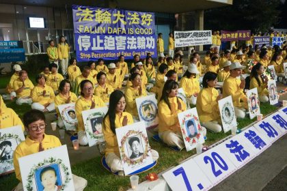 Les pratiquants de Falun Dafa de Los Angeles organisent une veillée aux chandelles pour condamner la persécution