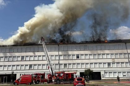 Gers : troisième incendie des panneaux solaires d&rsquo;un collège, le toit est presque entièrement détruit cette fois