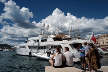 Saint-Tropez : un incendie embrase un superyacht dans le port