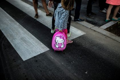 Nice : une « mamie-trafic » de 71 ans agressée en aidant les enfants à traverser