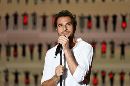 Le chanteur Amir programmé dans un festival : « une provocation » pour certains, « une stigmatisation » pour d’autres