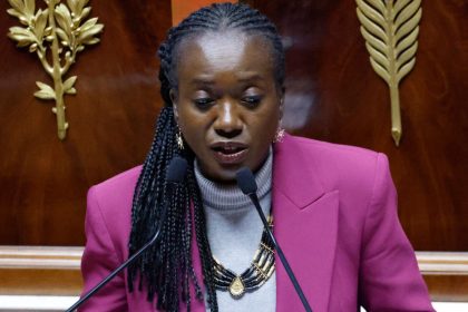 Cible d’insultes racistes et sexistes, la vice-présidente de l&rsquo;Assemblée nationale Nadège Abomangoli contre-attaque en justice