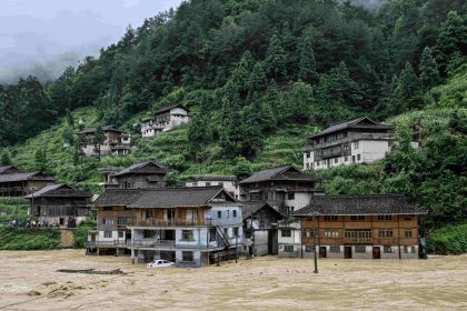 La Chine émet une alerte de crue majeure pour les régions nord et ouest, Rongjiang révèle le coût humain