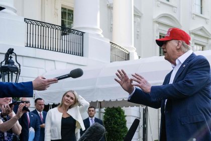 Donald Trump signe des lettres tarifaires adressées à 12 pays avant l&rsquo;échéance imminente