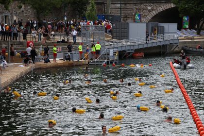 Premiers bains dans la Seine à Paris, sous surveillance renforcée