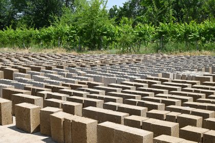 Au Kirghizstan : des maisons en déchets de riz, écologiques et économiques