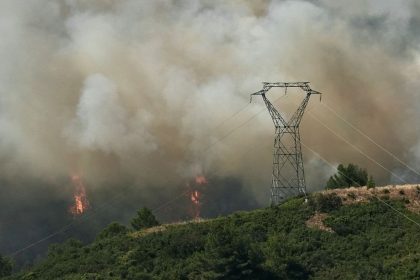 Narbonne : le vaste incendie n&rsquo;est toujours pas fixé, plus d&rsquo;un millier de pompiers mobilisés
